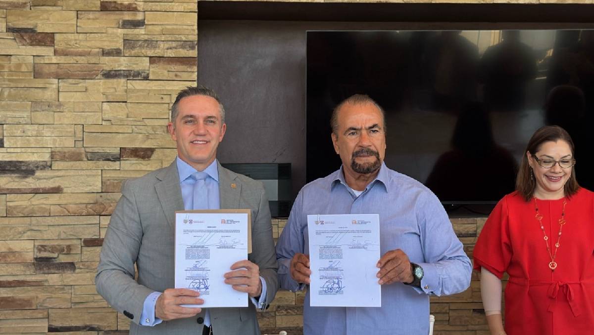 Adrián Ruvalcaba y Fernando Espino firmaron un acuerdo que reconoce a los trabajadores y busca el mantenimiento del Metro. | Foto: Especial