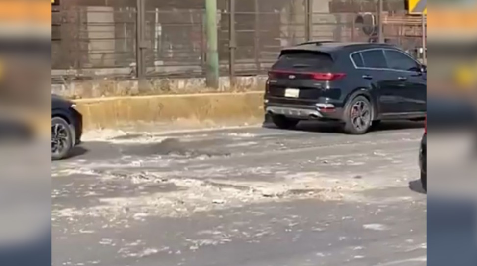 Los automíviles se vieron afectados en la zona. (Foto: @Denuncia_Vca)