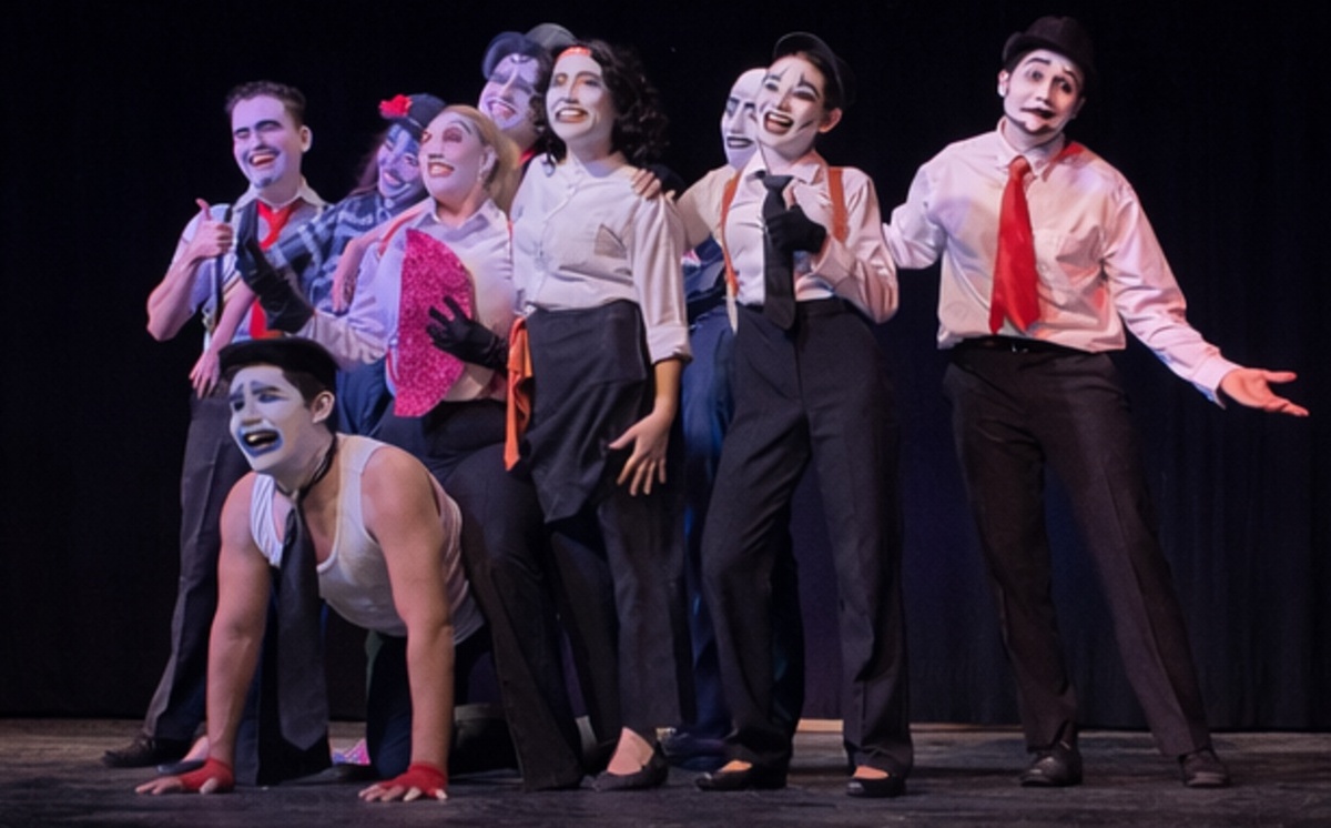 Ayla Garduza, Mauricio Torres, Luis Márquez, Nataly Losal, Leo Preyes, Alfredo Arias,Magali Mendieta, Emily Soto y Farid Arza en escena.