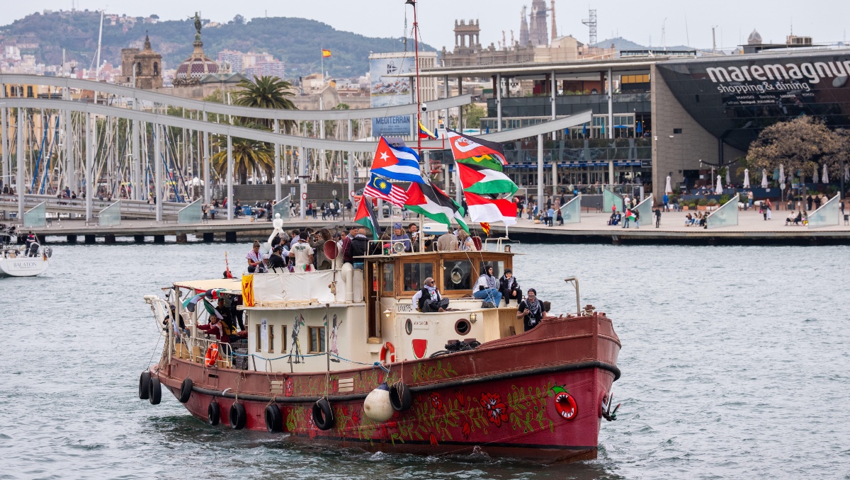 Barcos con activistas y ayuda humanitaria para Gaza participan en la salida simbólica de la Global Sumud Flotilla, en Barcelona. | AP
