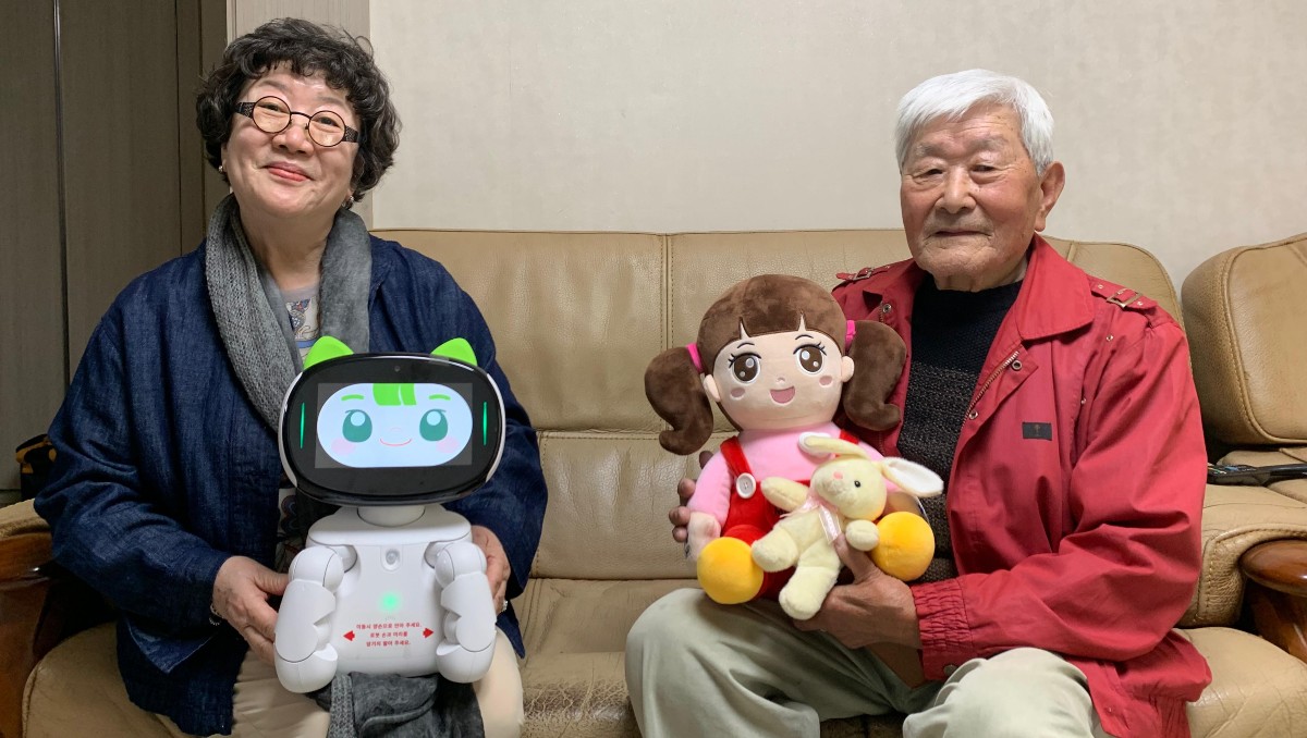 Corea del Sur usa muñecos con IA contra la depresión en adultos mayores | EFE