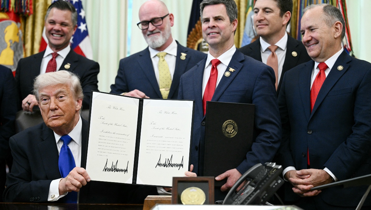 Donald Trump sostiene una orden ejecutiva firmada en la que nombra a la doctora Nicole Saphier como nueva cirujana general en el Despacho Oval. | AFP