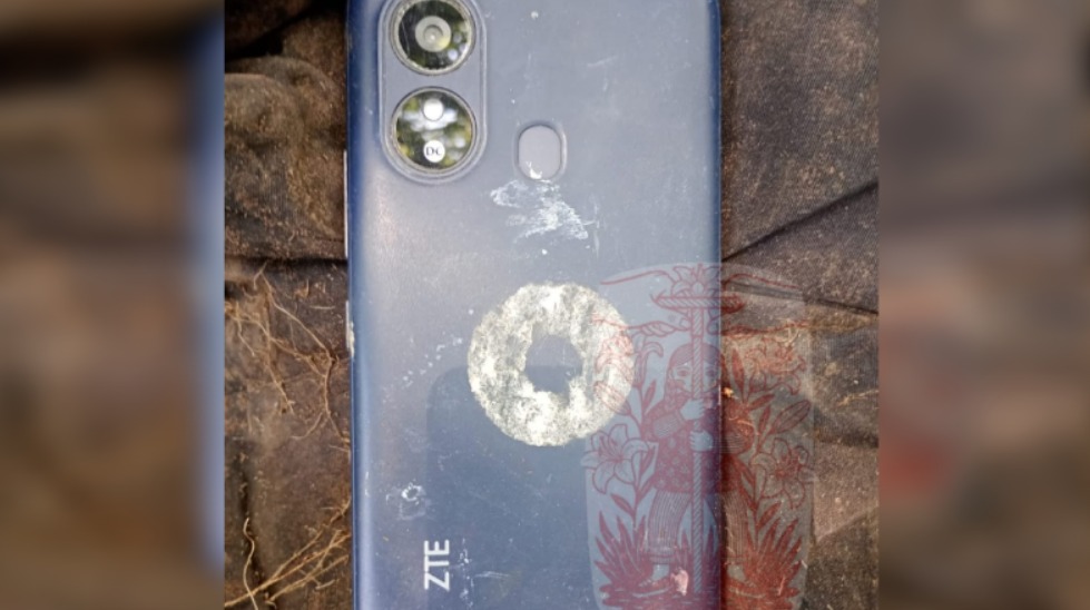 Encontraron otro teléfono celular deteriorado debido a que lo incineraron. (Foto: especial)