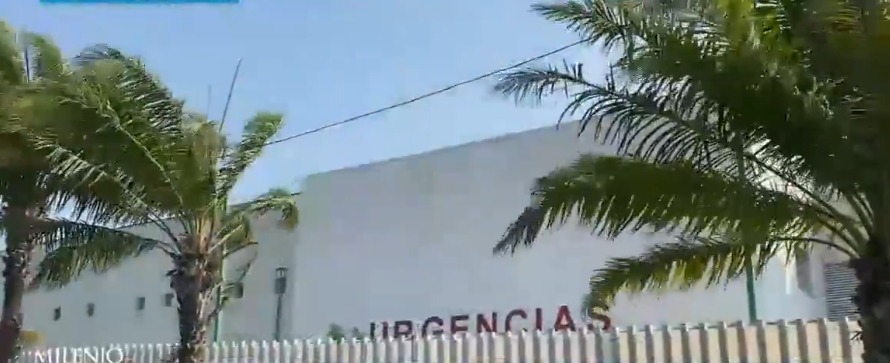 Familiares improvisan campamentos sobre banquetas de hospital de Chiapas. | Especial