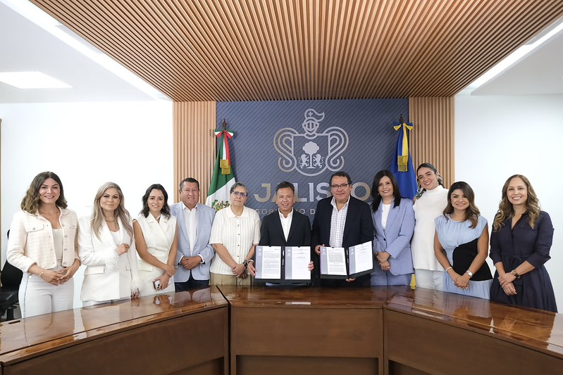 Pablo Lemus firmó una iniciativa para elevar a rango constitucional el transporte público gratuito. (Cortesía)