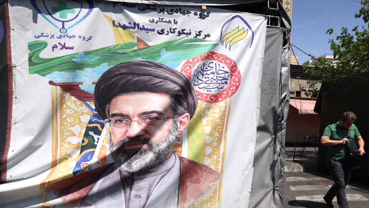 Pancarta instalada al borde de la carretera del líder supremo de Irán, el ayatolá Mojtaba Khamenei. | AFP