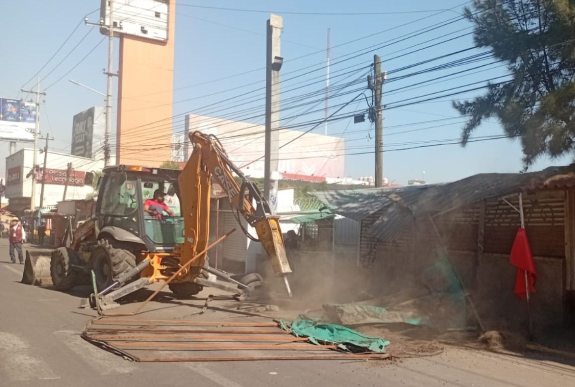 En La Paz, Estado de México, se realizó un operativo especial para el retiro de puestos semifijos. | Especial