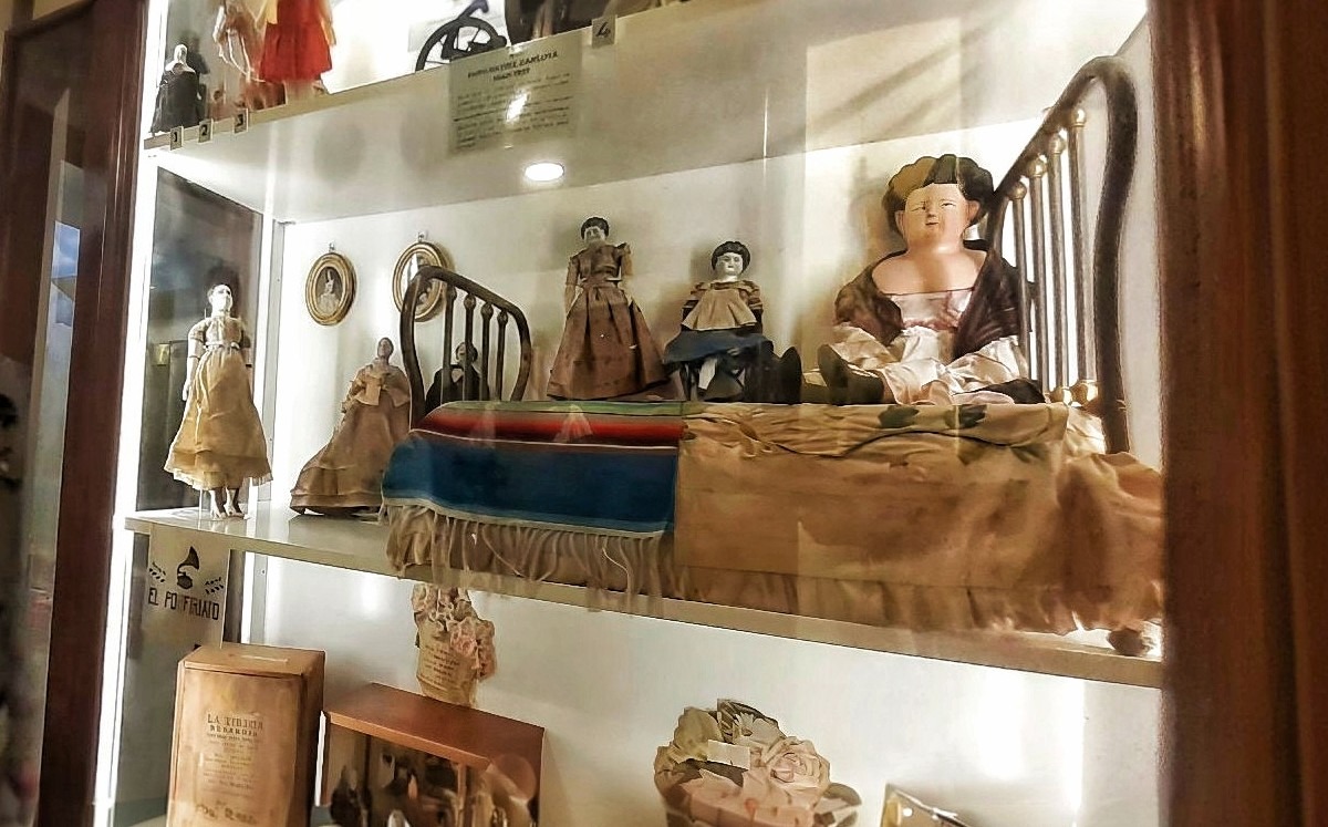 La pequeña figura se puede apreciar en la primera sala del Museo Casa de las Mil Muñecas. (Foto: Especial)