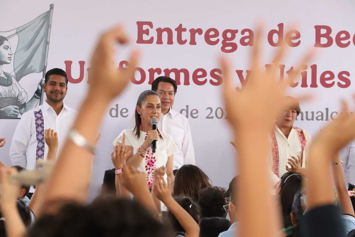 La presidenta Claudia Sheinbaum estuvo acompañada por Delfina Gómez y Mario Delgado. | Foto: Jesús Quintanar