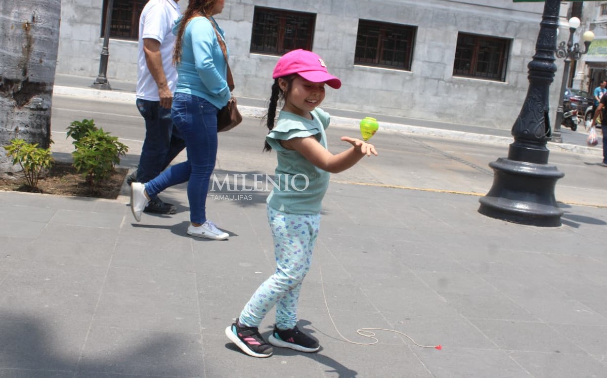 Rebeca, la niña que cambia el celular por  jugar con trompo en Tampico