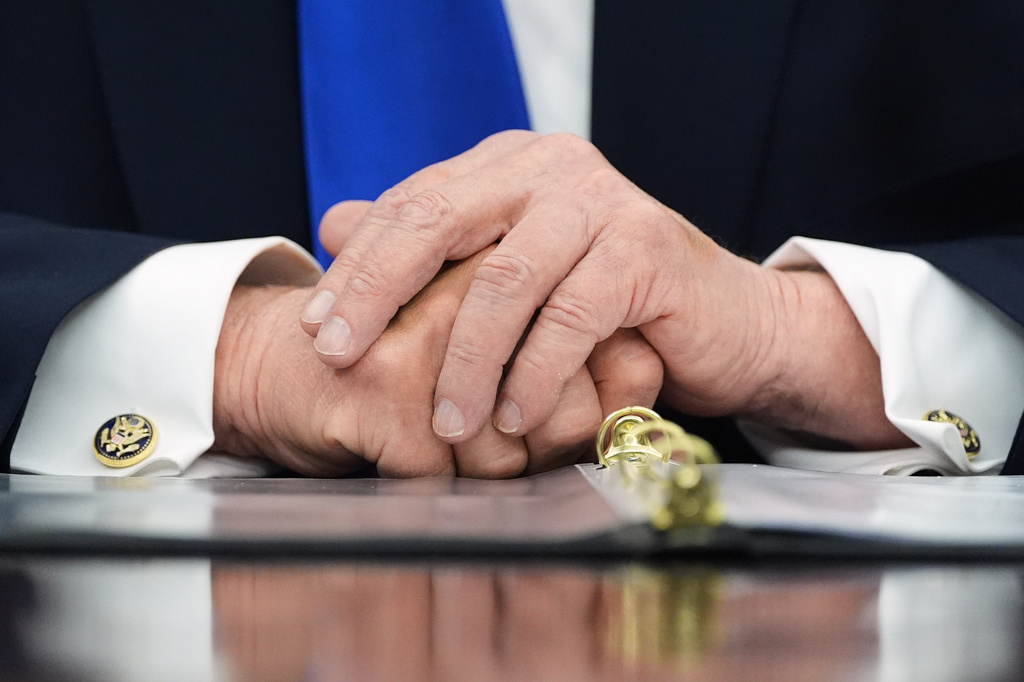 Entre violencia política y dudas económicas, el liderazgo de Donald Trump se pone a prueba | AP