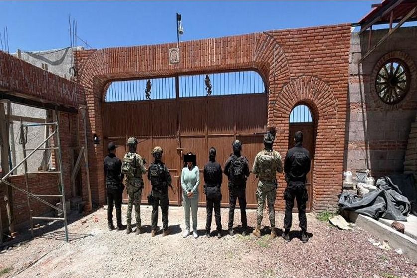 Los agentes detuvieron a una mujer en posesión de 10 vehículos. (Foto: especial)