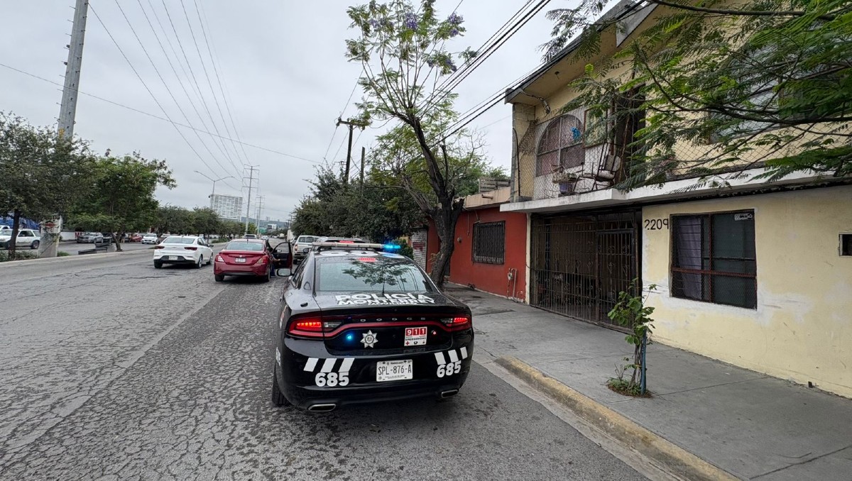 Al lugar arribaron policías y paramédicos de la Cruz Roja para auxiliar a la mujer. | Pedro Delgado
