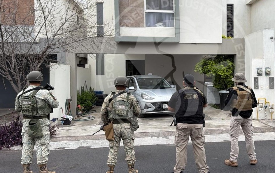 Autoridades estatales y federales realizaron cinco cateos simultáneos en fraccionamientos residenciales del municipio de García. | Especial