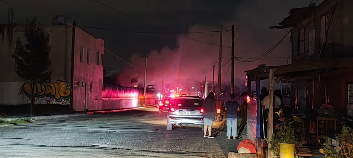 El cuerpo de bomberos y Protección Civil trabajó en la zona para sofocar el fuego. |