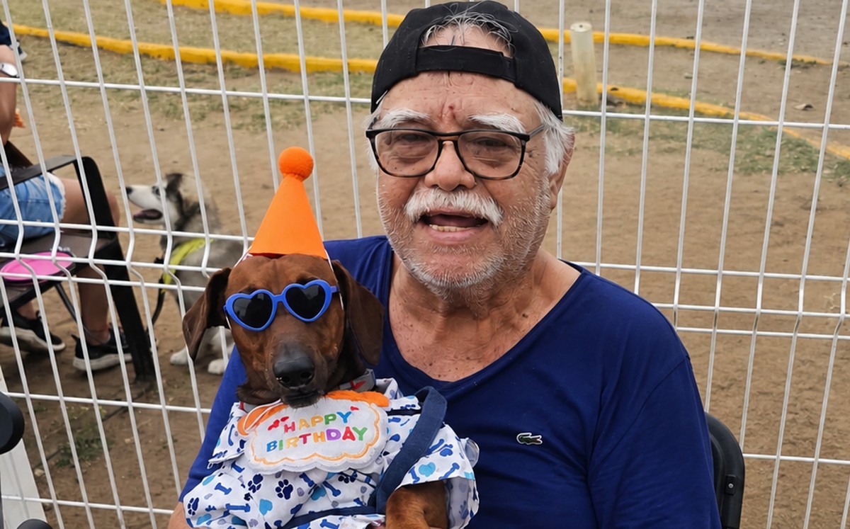 Don Ramón junto a Buster, un perrito salchicha, en las inmediaciones de la Laguna del Carpintero en Tampico.
