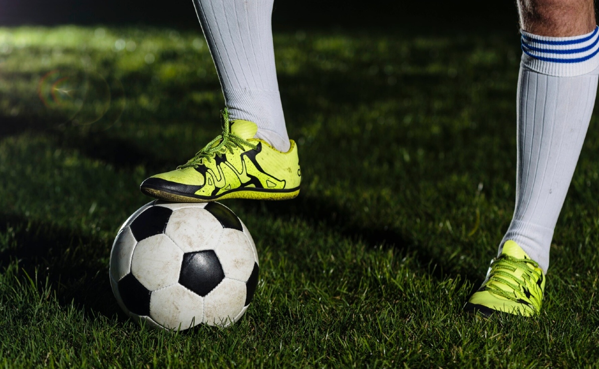“El balón sigue siendo el mejor juguete, y el futbol, el mejor juego”. (Freepik)
