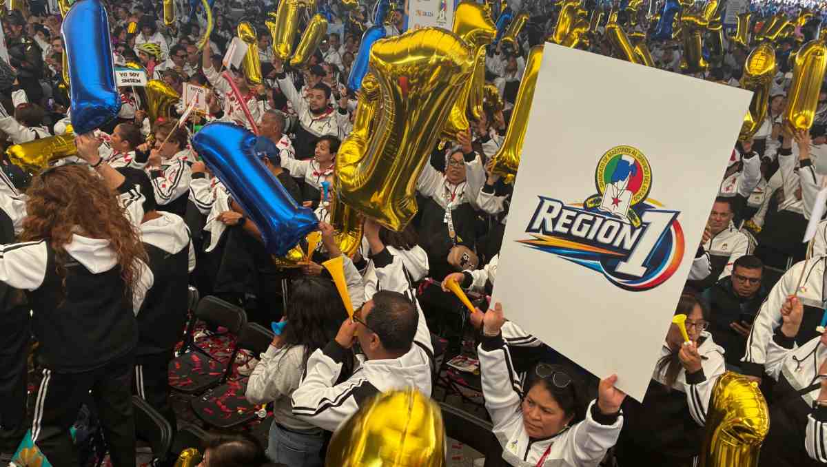 Jenaro Martínez encabezó conmemoración y anunció entrega de demandas docentes al Ejecutivo estatal. Foto: Especial