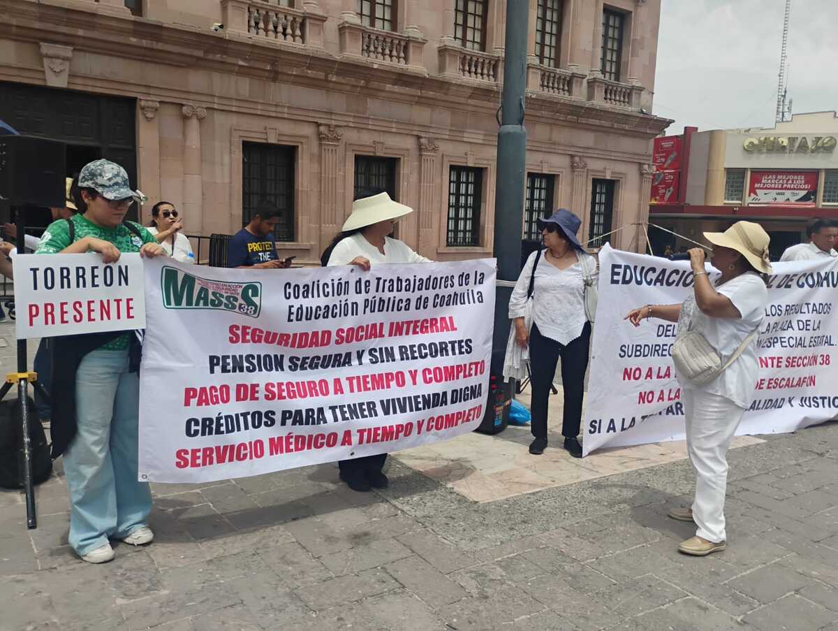 Maestros jubilados se manifiestan en Saltillo. | Esmeralda Sánchez