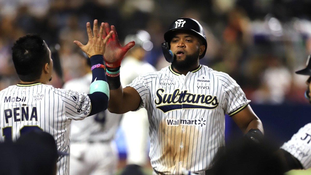 Sultanes pega primero y gana el juego inaugural de la serie ante Charros (Roberto Alanís)