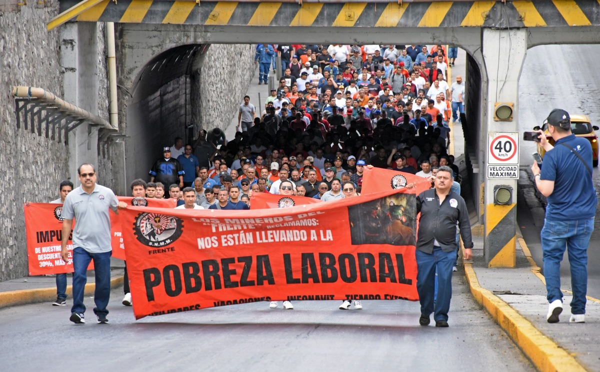 En Torreón, trabajadores mineros y del IMSS marchan por mejoras laborales. | Roberto Amaya