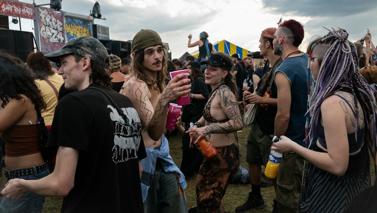 Asistentes de fiesta rave en una instalación militar en Cornusse, centro de Francia | Foto: AFP