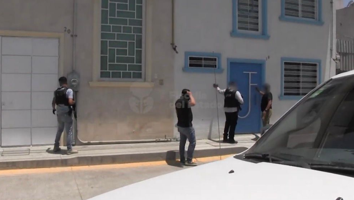 Fiscalía de Jalisco ejecutó una orden de cateo en dos fincas ubicadas en la colonia Valle del Fortín (Foto: Cortesía Fiscalía)