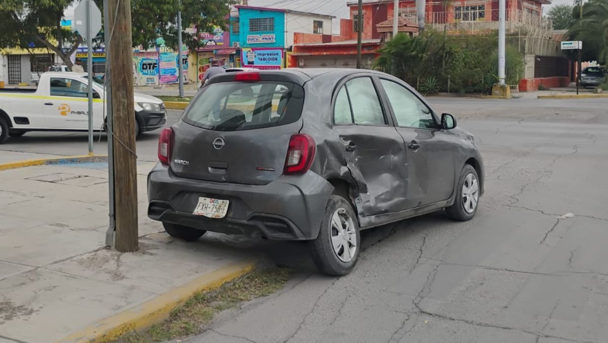 El impacto fue tan fuerte que el Nissan March terminó perdiendo el control y quedó circulando en sentido contrario. | Especial