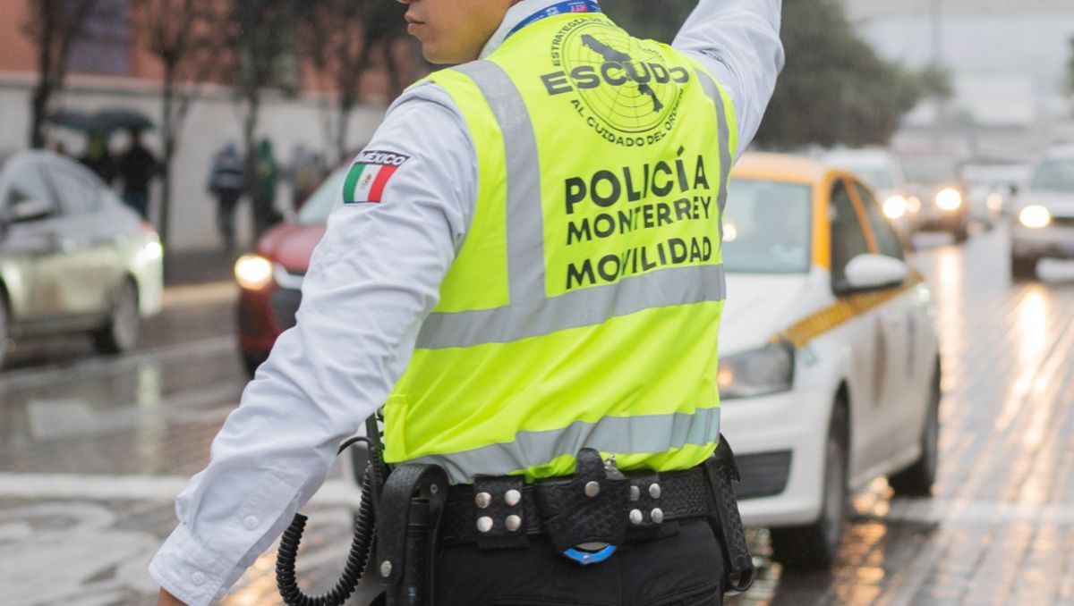 Oficiales de Tránsito de Monterrey resguardaron al hombre de 43 años. | Especial