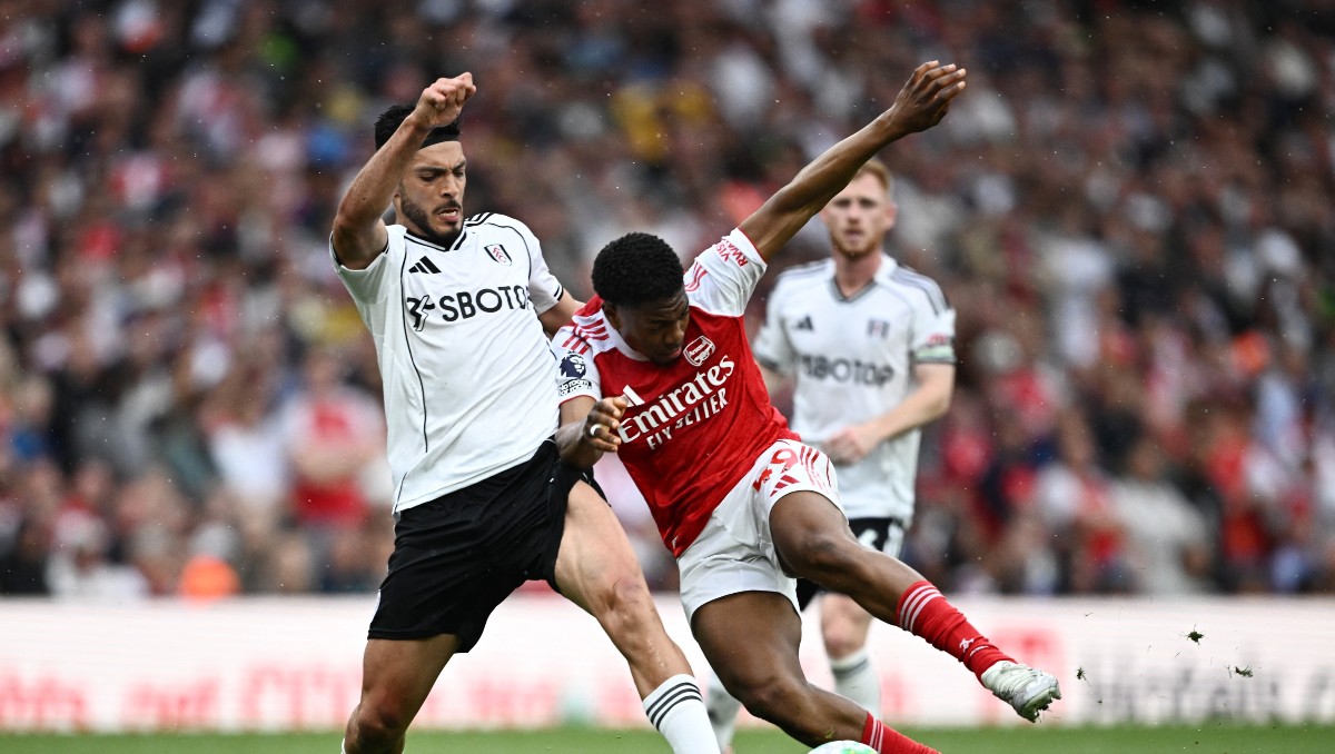 Raúl Jiménez y el Fulham caen ante el Arsenal en la Premier League (Reuters)