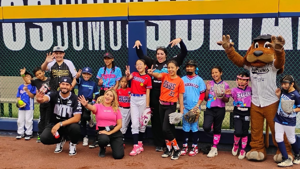 Sultanes Femenil imparte clínica de Softbol y Beisbol en Monterrey (Tomás López)