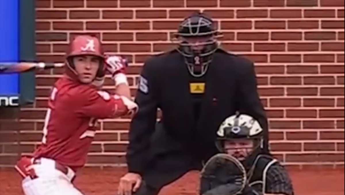 Umpire es noqueado tras recibir un pelotazo en el beisbol universitario (Captura de pantalla)