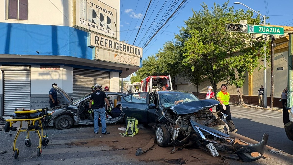El accidente se reportó en el cruce de las calles Tapia y Juan Zuazua. Foto: Especial