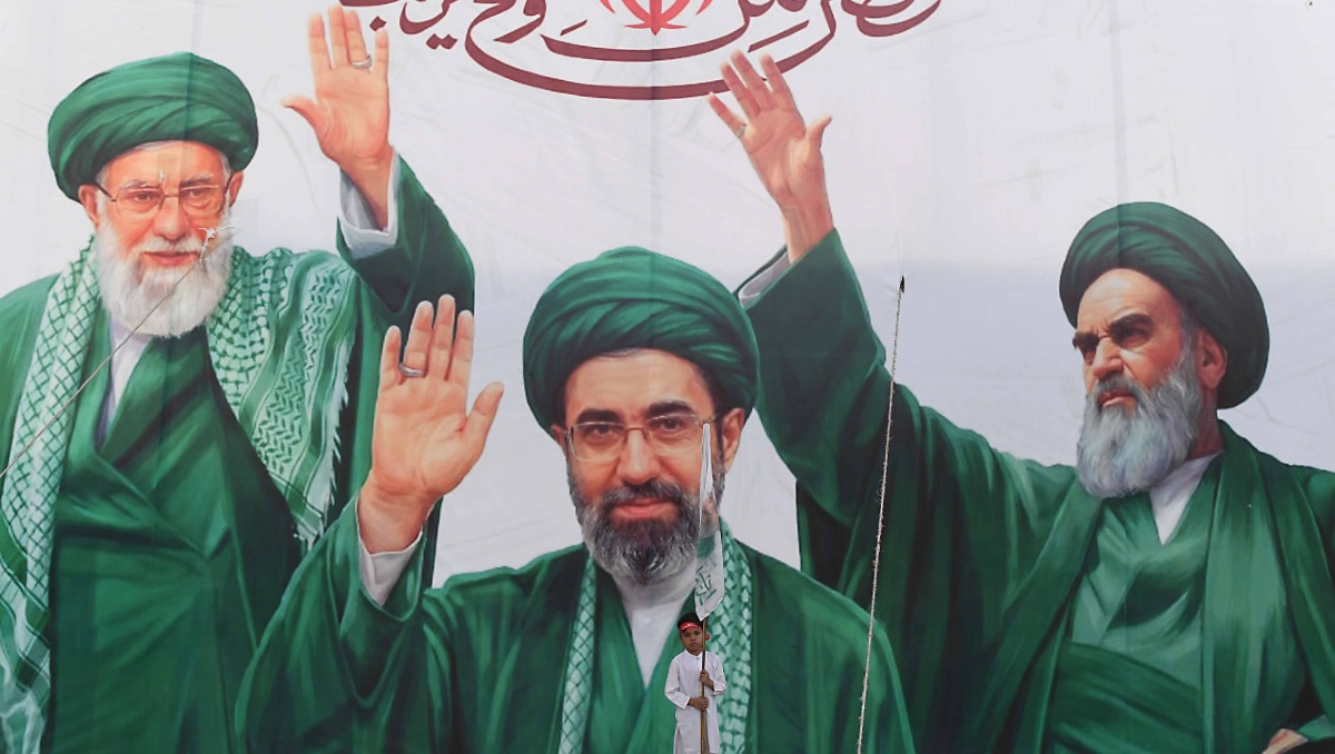 Cartel que muestra a los líderes supremos iraníes: Ruhollah Khomeini, Ali Khamenei y Mojtaba Khamenei. | EFE