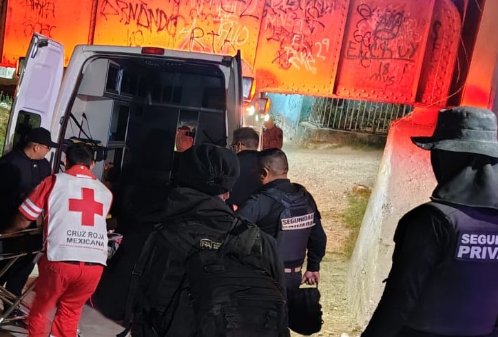 Cruz Roja se dio cita abajo del puente de colonia Nueva Rosita para atender a guardia agredido | Especial