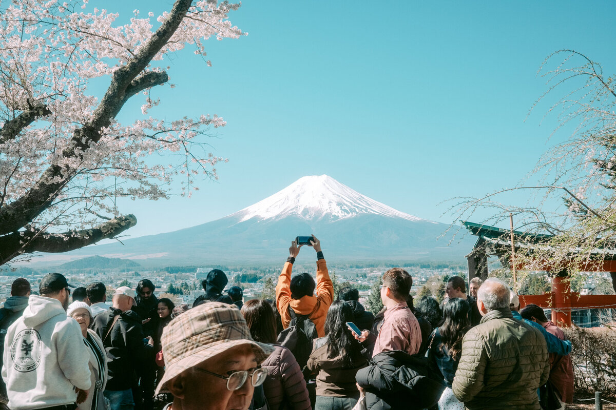 Fujiyoshida está en el centro de la lucha de Japón contra los turistas que se comportan de forma inadecuada. | Foto: The New York Times