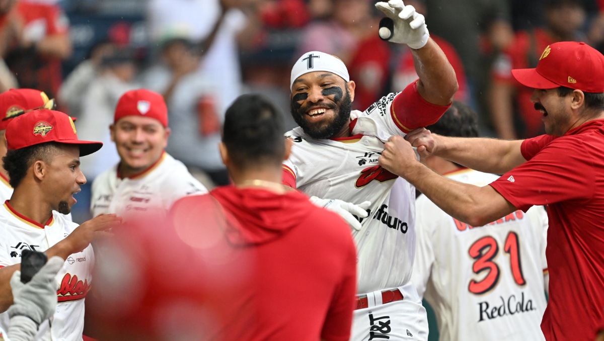 Jon Singleton le da la victoria a los Diablos Rojos en el Juego 3 ante los Guerreros (Imago7)