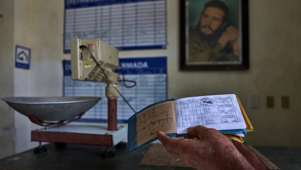 El líder revolucionario Fidel Castro estableció 'la libreta' de racionamiento a principios de los años 60. | Foto: AP
