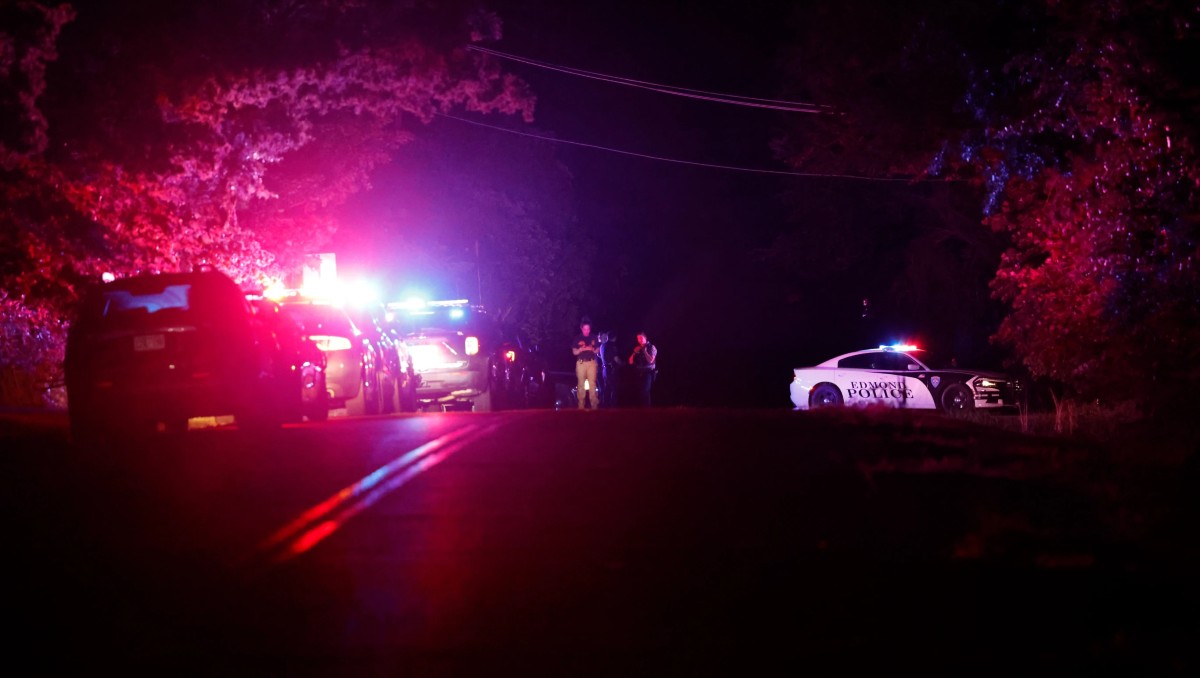 La policía acordonó la zona cercana al bulevar S. Air Depot en Edmond. | Foto: AP