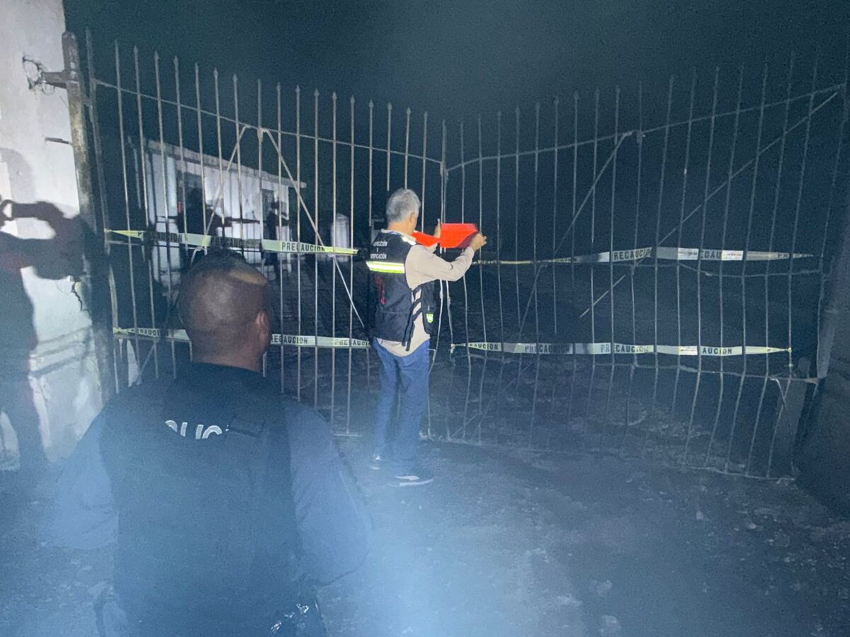 Policías sorprendieron a un grupo de personas bebiendo y bailando dentro de un panteón privado en la colonia Santiago Ramírez.| Especial.