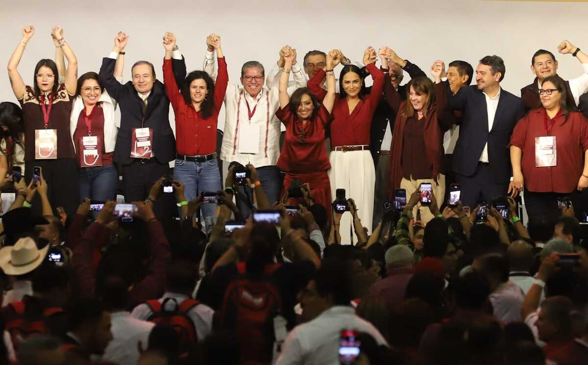 Alfonso Durazo levanta la mano a Ariadna Montiel ante la mirada de Luisa María Alcalde. Javier Ríos