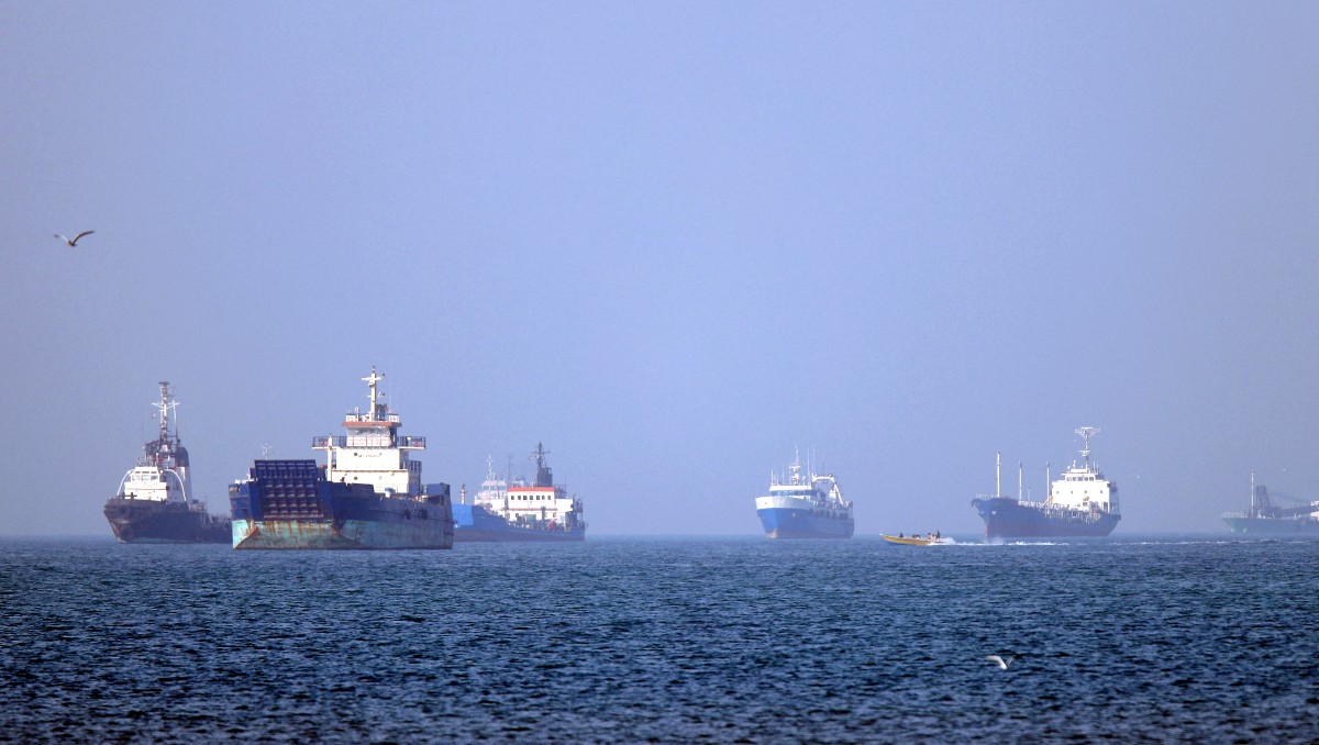 Buques anclados en el estrecho de Ormuz, frente a Bandar Abbas, en el sur de Irán. | AFP
