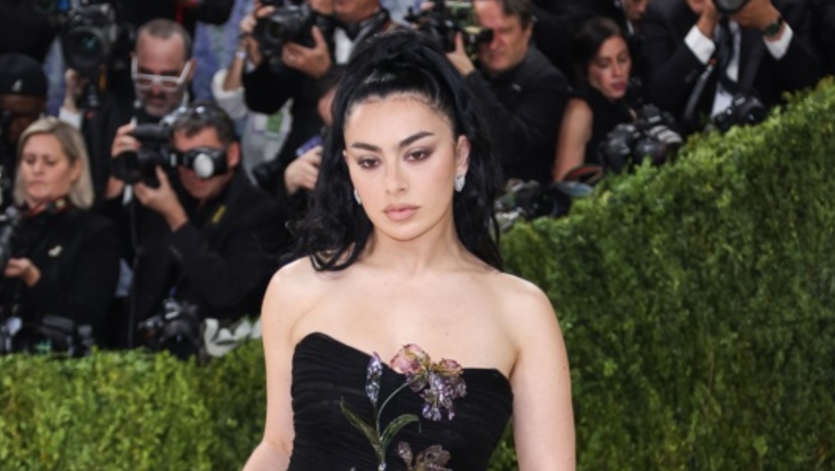Charli XCX no defrauda durante su participación en la Met Gala 2026 | Foto: AFP
