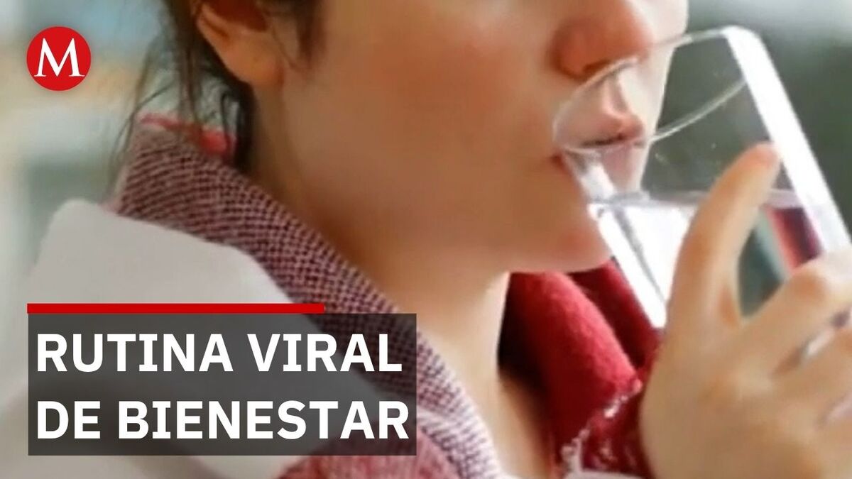 La verdad científica sobre beber agua caliente por la mañana que TikTok no te cuenta