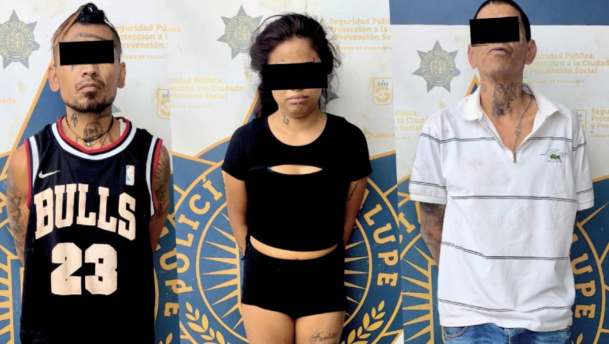 A los detenidos les encontraron 30 dosis de mariguana y un arma tipo réplica.