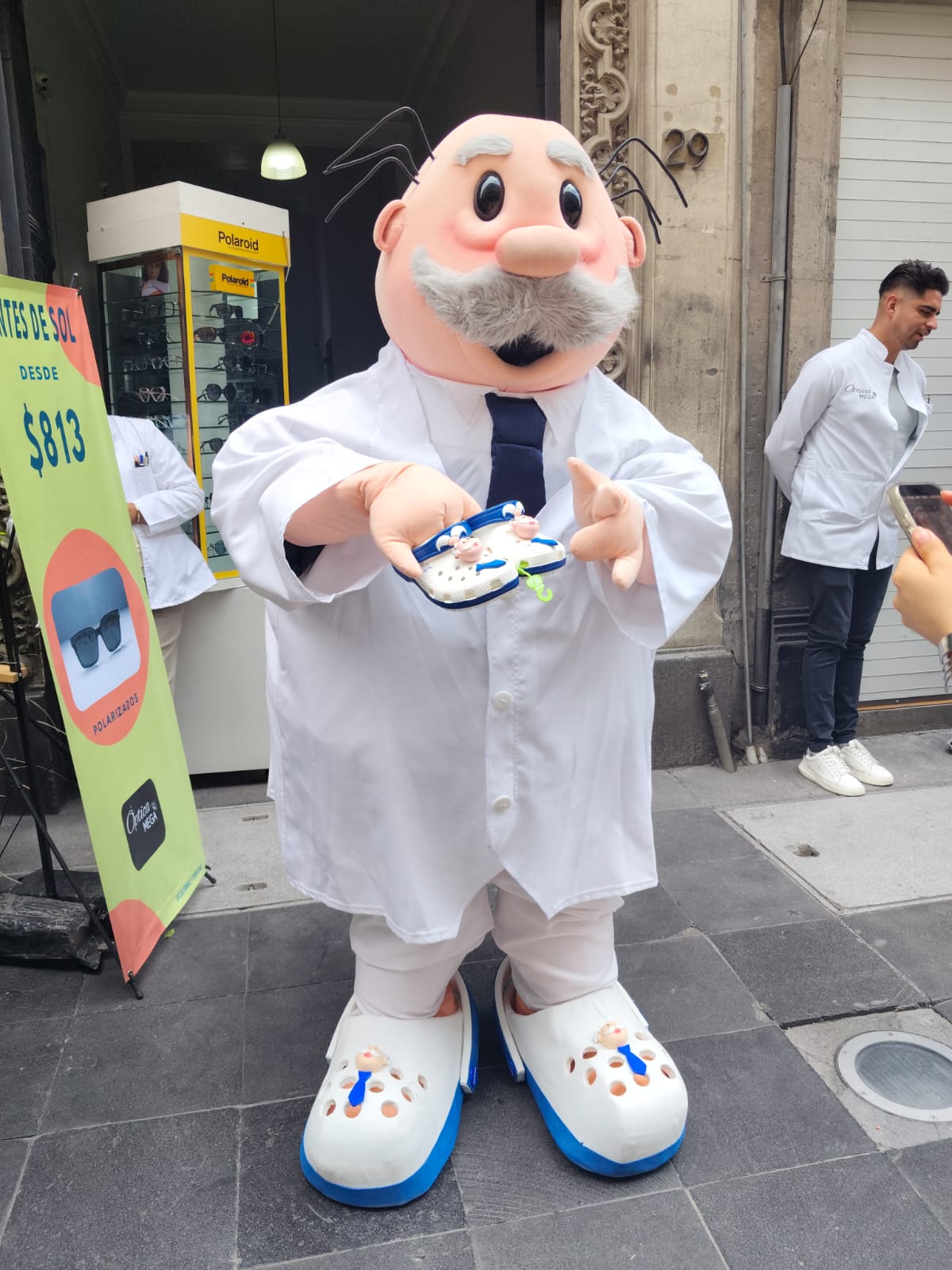 El Dr. simi ya tienes sus Crocs / Adriana Jiménez