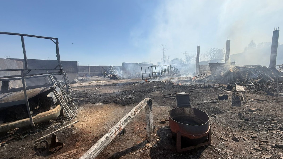 Incendio en fábrica de la carretera Purísima - Jalpa de Cánovas afecta circulación.