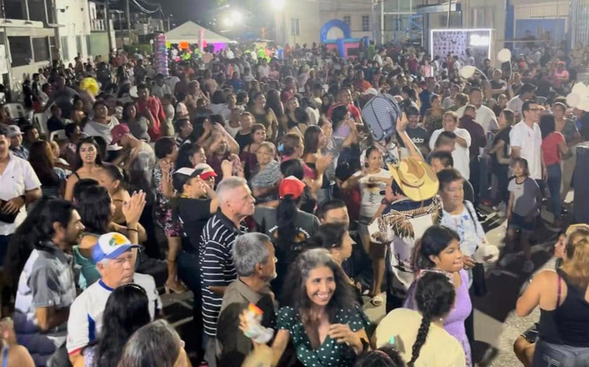 El ingenio convierte calles en salones de fiesta en Tampico. | Cortesía