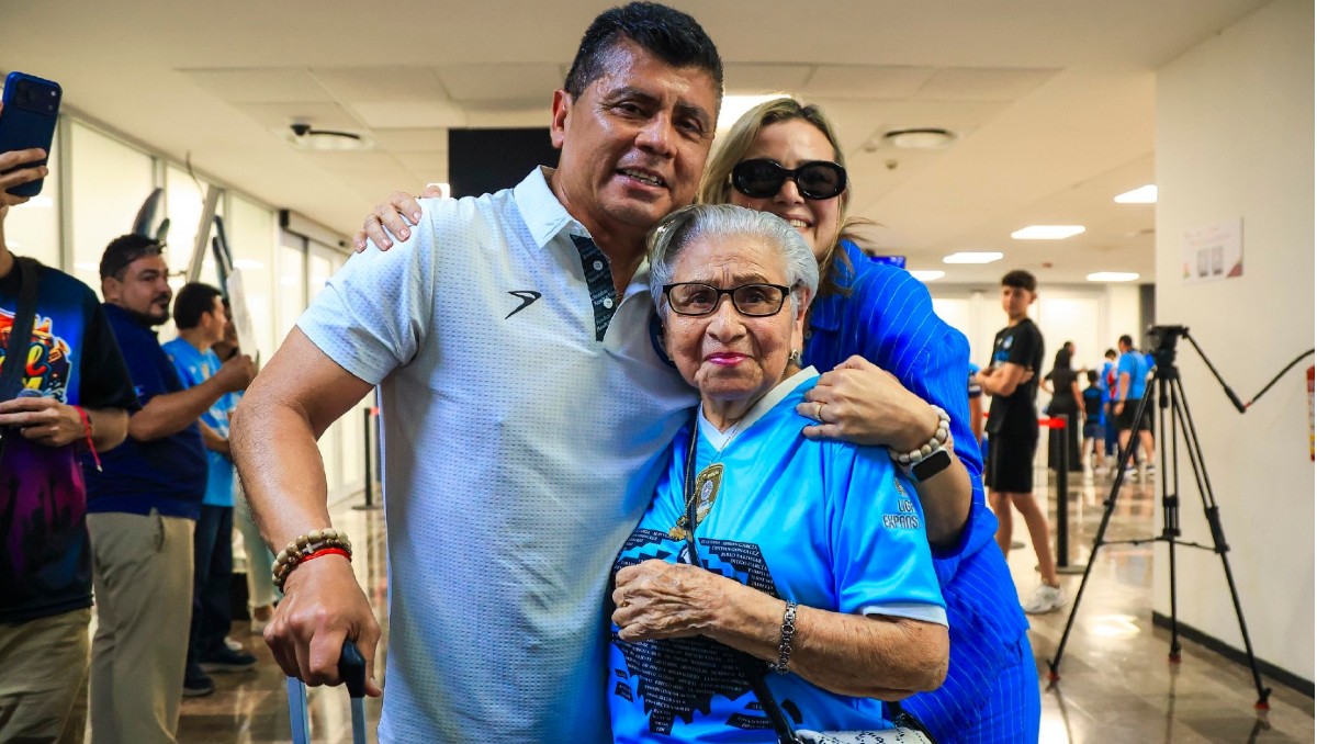 Marco Antonio "Chima" Ruiz fue recibido por su familia en la llegada de la Jaiba Brava a Tampico.