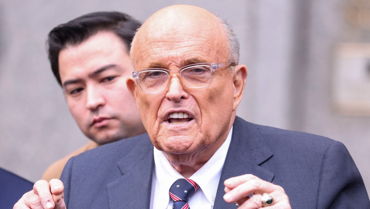 Rudy Giuliani hablando durante una rueda de prensa al salir de un tribunal de Nueva York en 2024. | EFE